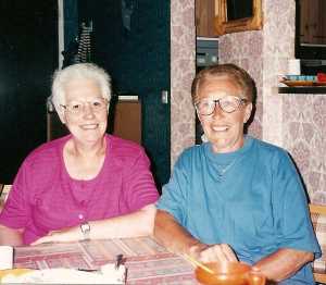 2 COUSINES 
(leurs m�res sont des 
filles BANOS)
A gauche
Pierrette CHAFFORT
(�pouse DESJARDINS)
Lucienne ALBENTOSA
(�pouse DI MEGLIO)
----
Juillet 1997 � Carnon (34) 