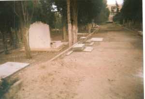 Cimeti�re Chr�tien de T�n�s
Ao�t 2008 
---- 
sur la gauche dans l'all�e
des dalles, des planches et du sable
pour des travaux de r�habilitation