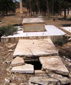 Famille BACLE
----
Au fond de l'all�e principale du cimeti�re on peut apercevoir la colonne du Monument aux Morts apr�s son transfert depuis la place de la Mairie
