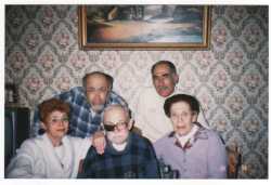 Famille Cixous
----
� l'arri�re :
Claude CIXOUS
et Hubert CIXOUS
Assis :
Danielle CIXOUS
et les parents 
Joseph et Claire CIXOUS