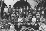 1949-1950 
Classe CM
----
de haut en bas et G�D
----
--- 1er rang ---
1- A�t SAADA
2- BENSAID Nono
5- MAHIOUFFE Mohamed 
6- DERAMCHIA Kader
8- SANTENAC
10- Belkacem AEK "HAOUATI"
11- GUELLAMINE Djillali
--- 2�me rang ---
1- KARMEZLI
6- POLETTI
8- NAKACHE
9- IVARS
11- LAUZOL
fils de l'administrateur
--- 3�me rang ----
2- GARCIA Norbert
--- rang du bas ---
1- LOISON 
2- Pierre GABRIEL 
MAZELLA 
BANOS Gaby 
BOUAZA 
GARCIA Christian