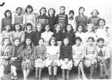 1949-1950
RIGAIL Simone
----
--- 1er rang en haut ---
3- GARD Georgette
4- ESPOSITO Ren�e
6- Francine XICLUNA
9- SOHLER Eliette
--- 2�me rang --- 
2- BENSAID Evelyne
3- SINTES Huguette
4- FORCADE Micheline
5- SINTES Andr�e
6- ROUSO Jacqueline
8- LOFFREDO Ren�e
9- GASSIER Janine
--- 3�me rang en bas --- 
1- HAMRI Batoune
2- ALEM Lallia
3- BOUMAZA Yamina
5- Marie Jeanne VERDERA 
6- BENSALI 
7- XICLUNA Denise
8- Paulette GOETZER 
9- BEKKAT Fatiha