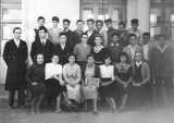1953/1954 
TENES - Gar�ons
Gilbert SALA
----
Haut, G�D
1- ROMEO Raymond
2- Jean Michel FICHET
4- Marc LANGENDORF
5- Jacques MARTINEZ
Milieu
1- SALA Gilbert
3- Guy LORENZO
4- Marcel ROMEO
5- Alain MARQUES ?
9- Mustapha BENSAHLI
Assises
1- SOHLER Eliette
2- Yvette CERVERA
3- Ren�e LOFFREDO
4- BOUMAZA Yamina
5- BEKKAT
6- Evelyne BENSAID
7- Janine GASSIER