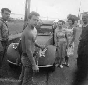 DOSNE Andr�, marin
Jean COULIN, au 1er plan
Emile CELESTIN, derri�re Jean
Ang�lique COULIN, adoss�e � la 2cv
Jeanine CELESTIN (cousine)
Paul COULIN