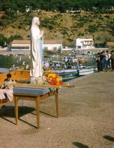 La Procession du 15 Ao�t au Port
----
La grande maison blanche �tait la demeure de la famille MARINI
� droite la maison des COULIN
� gauche le B�timent des ponts et chauss�es
plus � gauche anciennement famille VIELLEDENT
Remplac�e ensuite par la famille ???