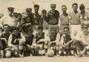 Jacques CUCINIELLO
et son Equipe de Foot
25/5/1958
----
Marcel GARCIA
Gilbert PAYA
Tchi-Tchi
Alain VICIDOMINI
Paul RISTICONNI
Marc LANGENDORF
Michel LOFFREDO

en bas de gauche � droite:

Christian LAFAGE
Christian PAYA
DEBZA
Claude LOFFREDO
Jacques CUCINIELLO
ADDA
Gaby BA�OS