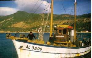 Chalutier Notre Dame d'Afrique
----
Propri�taire : 
Vincent DI SIMA
Capitaine : 
Vincent CUCINIELLO
----
le ND d'Afrique a coul� en 1960, l'homme de barre s'�tait endormi
et a heurt� l'ile Colombie
(3 morts)
----
� l'avant du chalutier
Maamar BENAOUALI 
Di Belabes n� en 1919
surnom "le Chat du Port"
(D�c�d�) 
