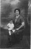 Rosalie CAMILLERI 
avec son fils Georges
----
10�me enfant
de Joseph et Fran�oise
----
N�e en 1888 � T�n�s
d�c�d�e en 1974 � RIOM (63)
mari�e avec 
Hyppolyte MAFFRE
3 enfants :
Jean (1914)
Henriette (1924)
Georges (1926-1927)