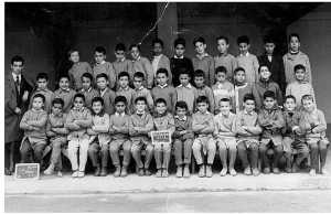 envoi de khaled chekiri
----
Classe CM-2 
1961-62
----
la photo est un peu ab�m�e
elle a surv�cu au tremblement 
de terre de 2003 � Boumerdes
Je suis assis tenant l'ardoise
Ahmed DERAMCHIA est debout juste derri�re moi  Je me rappelle de quelques noms, mais pas de tous