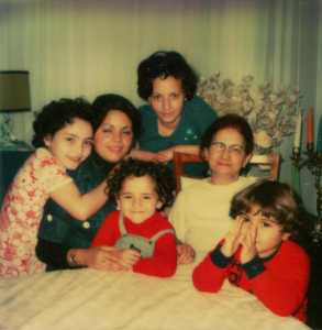 Famille DERAMCHIA - 1976
----
Ma M�re Deramchia Yamina 
Mes Soeurs: 
Deramchia Anissa au milieu 
Deramchia Houria � gauche.
Les enfants 
(mes neveux et ma ni�ce):
Ma ni�ce Maya Lydia 
(fille de Anissa)
Mohamed Chakib 
(fils de Anissa)
Maamar Yacine 
(fils de Maamar Deramchia)