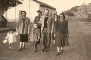 1953 en promenade 
Annie Di M�glio
Lucienne Di M�glio
Alain Di M�glio
Jean Di M�glio
Charlette BANOS
derri�re
G�g� et Liliane LUBRANO