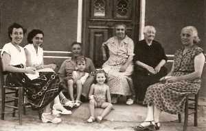 1953 
Lucienne Di M�glio
Charlette Ambrosino
Lucien ALBENTOSA
En noir grand-m�re Banos
grand-m�re Henriette
Alain Di M�glio 6 ans
Annie Di M�glio 3 ans