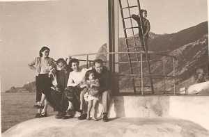 1952 
Phare de la jet�e � la villa Paulette

Charlette BA�OS
Louisette MORLA
Jacques MORLA
Lucienne Di M�glio
Jean Di M�glio
Annie Di M�glio
Alain Di M�glio
sur l'�chelle