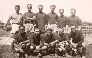 1945 - NIMES
Jean DI MEGLIO
Accroupi, 2�me en partant de la gauche