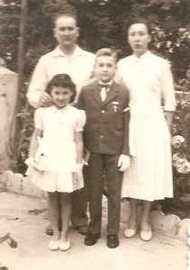 1957 
communion solennelle
d'Alain DI MEGLIO
avec ses parents et sa soeur

