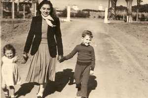 1952 
Alain (5ans) et Annie(2ans)
Di M�glio
avec Charlette Ambrosino �pouse Banos
sur le chemin qui
allait � la propri�t�
des Meysonnat