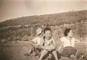 A la plage 
Annie Di M�glio
Jean Di M�glio
Lucienne Di M�glio