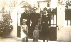 Avril 1942
devant le garage 
de la villa EBERT
----
Berthe EBERT entour�e
de sa M�re
et de sa soeur Georgette
Fran�oise EBERT (5 ans)
Doudou (3 ans)