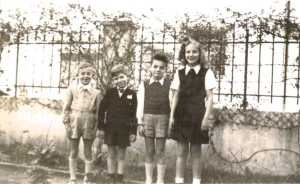 8 F�vrier 1948
dans le jardin de la Villa
(derri�re la Poste)
----
Gabriel GAYS
Doudou EBERT
Claude SORBA
Fran�oise EBERT
