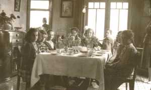 6 Mai 1948
les 11 ans de Fran�oise EBERT
----
Magali BOISSON
Andr�e SINTES
Andr�e RIGAIL
Fran�oise EBERT
Doudou EBERT