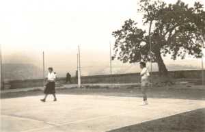 1951
Partie de Tennis 
vers la Pointe des Blagueurs
----
Fran�oise EBERT
Andr�e ROSET