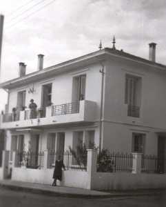 1953
----
Maison du Dr EBERT
Berthe EBERT au balcon