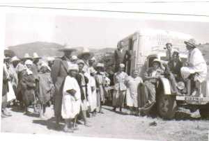 Camion du docteur 
Georges EBERT
"m�decin de colonisation" 
(soins gratuits pour les indigents musulmans)
----
debout sur le camion KOUADRI (le po�te) qui servait d'interpr�te et d'infirmier 
et Mme BOISSON qui aidait pour les soins des femmes car elle �tait sage-femme
----
Il faisait r�guli�rement la tourn�e des petits villages autour de T�n�s. Les malades se rendaient au local mis � diposition dans le village. Dans le camion il y avait le n�cessaire en mat�riel (dentisterie entre autres) et m�dicaments