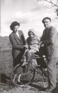 janvier 1952
----
Jean et Jeanne EGRETEAUD
leur petite fille
Nani DORAND