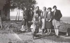 2 Janvier 1952
----
Fran�oise EBERT
Jeanne EGRETEAUD
Jean EGRETEAUD
Marc LEBORGNE
Nani DORAND
Marc ROSET
Andr�e ROSET
Le Commandant LEBORGNE