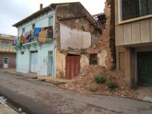 la maison qui fait l'angle 
peinte en vert, est celle de Mr ESPI
construite en 1938 puis occup�� 
par Ca�d MOHAMED BOUALEM 
(Famille Mendil)
occup�e actuellement par la 
famille GHALEM depuis 1972
----
Maison tomb�e en ruine � T�n�s
Maison de Mr POINT
puis maison de Brahim BENMEHEL
mandataire de justice