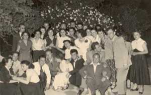 1954 - Villa Albert GASSIER
Anniversaire de D�d�e GAYANE
----
- rang du dessus :
Georges ANDRE
Guy ROSET
ANTOMORI
- rang du dessous :
Maddy SERROR
CHAPAVERT
Colette BENSAID
D�d�e GAYANE
X X
Christian ESPI
D�d�e ROSET
Francine CHOUCROUN
Liliane DUVAL
Josiane et Lulu BENSAID