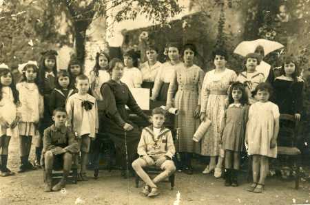 1916
Ecole des S�urs
Partition � la main 
et robe � boutons :
C�line ESPOSITO
qui �pousera en 1920 
Maurice Farrugia
A droite, S�ur Dormoy