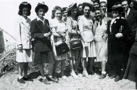 Inauguration de la nouvelle Eglise de T�n�s le 20 Avril 1947
----
Paulette FARRUGIA
Yvonne FARRUGIA
Lucienne BERNICOLA
Lucienne ROMEO (arri�re-plan)
Gabrielle (Gaby) CHABERT
Colette CHABERT
Germaine AMBROSINO
Joseph CABELLA(arri�re-plan)
Camille NEGRO