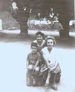 1959
Roland FEREDJ
Sylvie FEREDJ
Huguette FEREDJ 

sous le bellombra de 
l'Ecole Maternelle