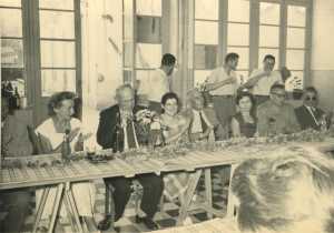 Huguette FEREDJ
Mr BORTOLOTTI, Maire
Mme PICHON
Directrice �cole du Vieux T�n�s
LLINARES
Adjoint au Maire
Mme MARGUERITE
Le Commandant BENAMADI
adjoint au maire
Mr BENSALI
----
debout au fond:
3 instituteurs
Mr DALIBON
Mr SABATER
Mr BONNET