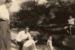A gauche debout: Mr Cousseau
Les enfants:  Sylvie et Roland FEREDJ
accroupi: Serge SEROR