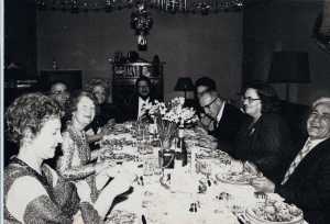 F�te chez les NEDELEC
----
Epouse de Charles POLI
Mme NEDELEC
Charles POLI
-?-
Dr Roger POLI
Huguette FEREDJ
Mr NEDELEC
Epouse de Roger POLI
L�on FEREDJ