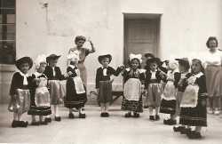 1953
----
F�te des Ecoles
----
Mme DUTEIL ?
(� gauche)
Mme SEBASTIEN (droite)
aide maternelle
G/D: 
2- CERVERA Jean Marie
4- Alain Di MEGLIO
5- Anne Marie WOLF
6-  Roland GUERIN
8- Malou BEAUSSIER