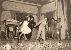 1956
----
SPECTACLE de la  FETE des ECOLES au cin�ma le NOVELTY
----
Saluant : Sylvie FEREDJ
Roland FEREDJ
Alain DI MEGLIO
