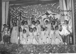 T�n�s F�te des Ecoles
----
en haut 
1- Elyane BANOS
5- Christiane CAMILLERI
   (le bras gauche lev�)
Jacqueline RETIF    
au centre, en bas
le bras gauche au dessus de la t�te
