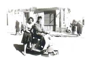 Gis�le GARCIA
Marcel CLAIRVOIE
----
en arri�re plan :
la boulangerie d'Andr� GARCIA