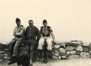 - S/lieutenant CAMUS
- Fran�ois GARCIA : Gardien du Phare
- Sergent X 

aux pieds de Fran�ois : le chien KAZAN