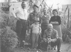 Janvier 1958
Familles VICIDOMINI-GARCIA-GOELZER
photo prise dans le jardin 
d'Aim� et Marie GARCIA
----
1-GOELZER Norbert (P�re)
2-Soldat Lo-Do Ken 
du Commando Vietnamien
3-Andr� VICIDOMINI 
4-Sa femme Aline GARCIA
5-l'enfant devant le Vietnamien 
est Yves VICIDOMINI (Draguignan)
6-Aim� GARCIA
7- la chienne : Mirka