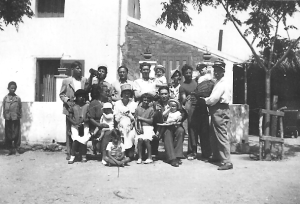 Maison d'Aim� GARCIA
au bord de l'Oued Allala
----
assis par terre :
Vincent GARCIA

assis :
Marcelle GARCIA
Marie GARCIA
le b�b� : Aim�e GARCIA
le k�pi : Marguerite GARCIA
le b�b� : Paulette GOELZER
Marie-Louise GARCIA
GOELZER Norbert (P�re)
enfant : ?

Debouts :
Gabriel GARCIA "Gaby" (15 ans)
Aline GARCIA �pouse VICIDOMINI
?
Gilbert MASSON
le b�b� : ?
Jeannette MASSON �pouse de Gilbert
Andr� VICIDOMINI mari d'Aline
le b�b� : Andr� VICIDOMINI
et le Garde Champ�tre :
Aim� GARCIA
----
le petit Musulman � droite :
M�rouane fr�re de Djilali