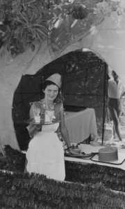 Kermesse 
du 12 jullet 1953
Micou GARRISSON 
devant la grosse Orange qui servait de buvette 
