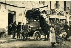 1900 
Le D�part du Courrier
rue Cart�na

fa�ade de la maison 
Guillet-Garrisson
et balcons de la maison Street