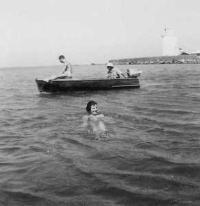 Micou GARRISSON
devant le bateau d'un avocat
d'Orl�ansville 