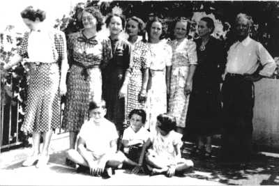les six filles GAYS
----
Albertine GAYS
rest�e c�libataire
a �lev� Claude SORBA 
au d�c�s de sa m�re
----
C�cile GAYS
�pouse RAINERO, 3 enfants :
Marcel, Roland et Huguette
----
Georgette GAYS
�pouse SORBA, un enfant : Claude
----
Ren�e GAYS
�pouse RODRIGUEZ, 1 enfant : Marc
----
Odette GAYS
�pouse PASSELERGUE, 3 enfants :
Georges, Jean et Dominique
----
Francine GAYS
�pouse GABRIEL, 1 enfant : Pierre
Veuve, remari�e avec Pierre BIDAUT
1 enfant : Chantal
----
Les Grands Parents :
Vincente GAYS et 
Albert GAYS (menuisier)
----
Au premier plan
les 3 enfants de C�cile :
Marcel, Roland et Huguette