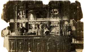 1930
----
Caf� CAMILLERI
qui deviendra plus tard le caf� MOTARD
----
Michel CAMILLERI
C�lestine CAMILLERI
Odette CAMILLERI, assise sur le comptoir, future �pouse de SOLARI Andr�
