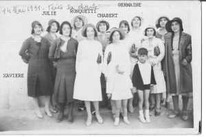 1931 - la Chorale
le "Gang des Cloches"
(� cause de leurs chapeaux)
----
de Gauche � Droite :
----
Xavi�re XICLUNA
Julie XICLUNA
x
RONQUETTI
X
Gabrielle CHABERT
X
Germaine XICLUNA
X
petit gar�on X
Madeleine ESPOSITO
Lucienne GIRARD
Louise LANGENDORF
